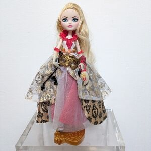 Ever After High Thronecoming Apple White Daughter of Snow White Doll